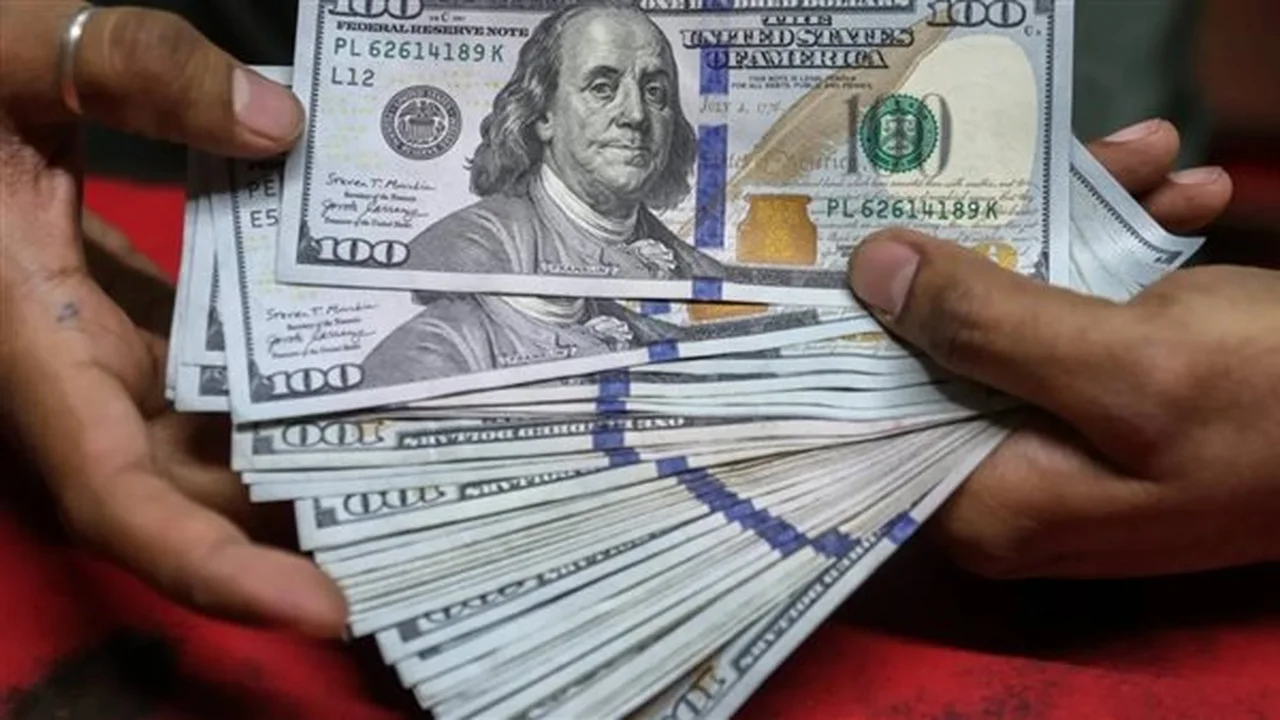 تراجع مفاجئ.. سعر الدولار يسجل مستويات جديدة بمنتصف تعاملات الأحد 1 فبراير 2026